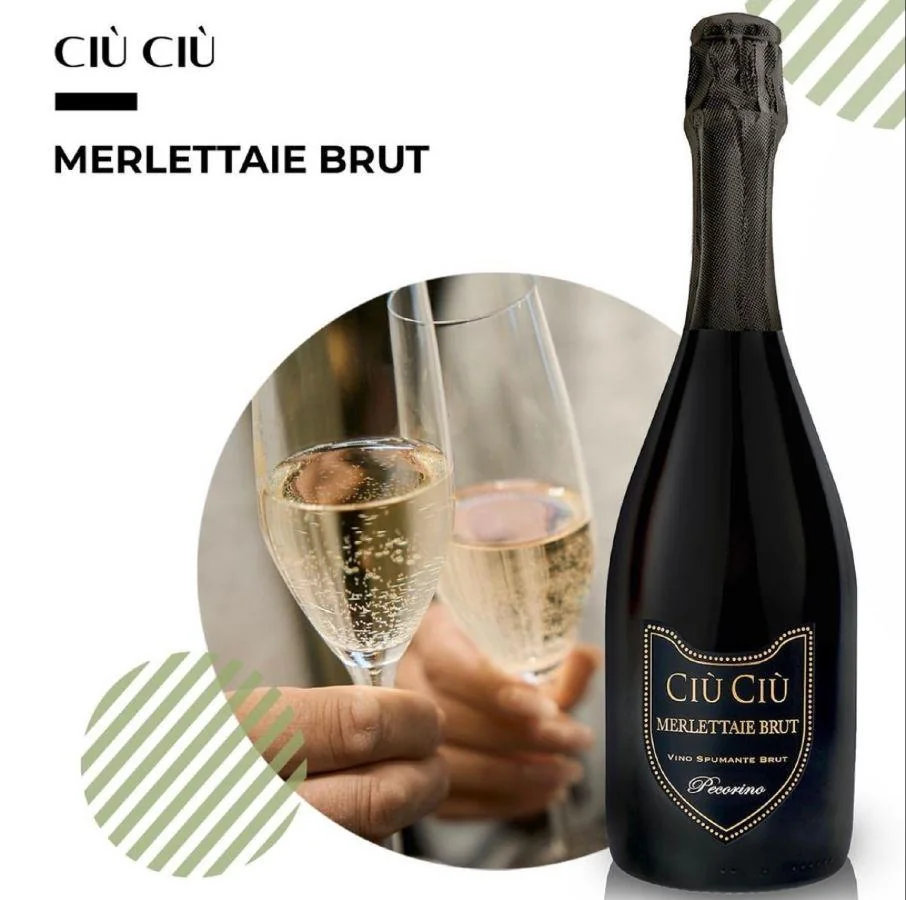 Ciù Ciù Merlettaie Brut bottle with two glasses